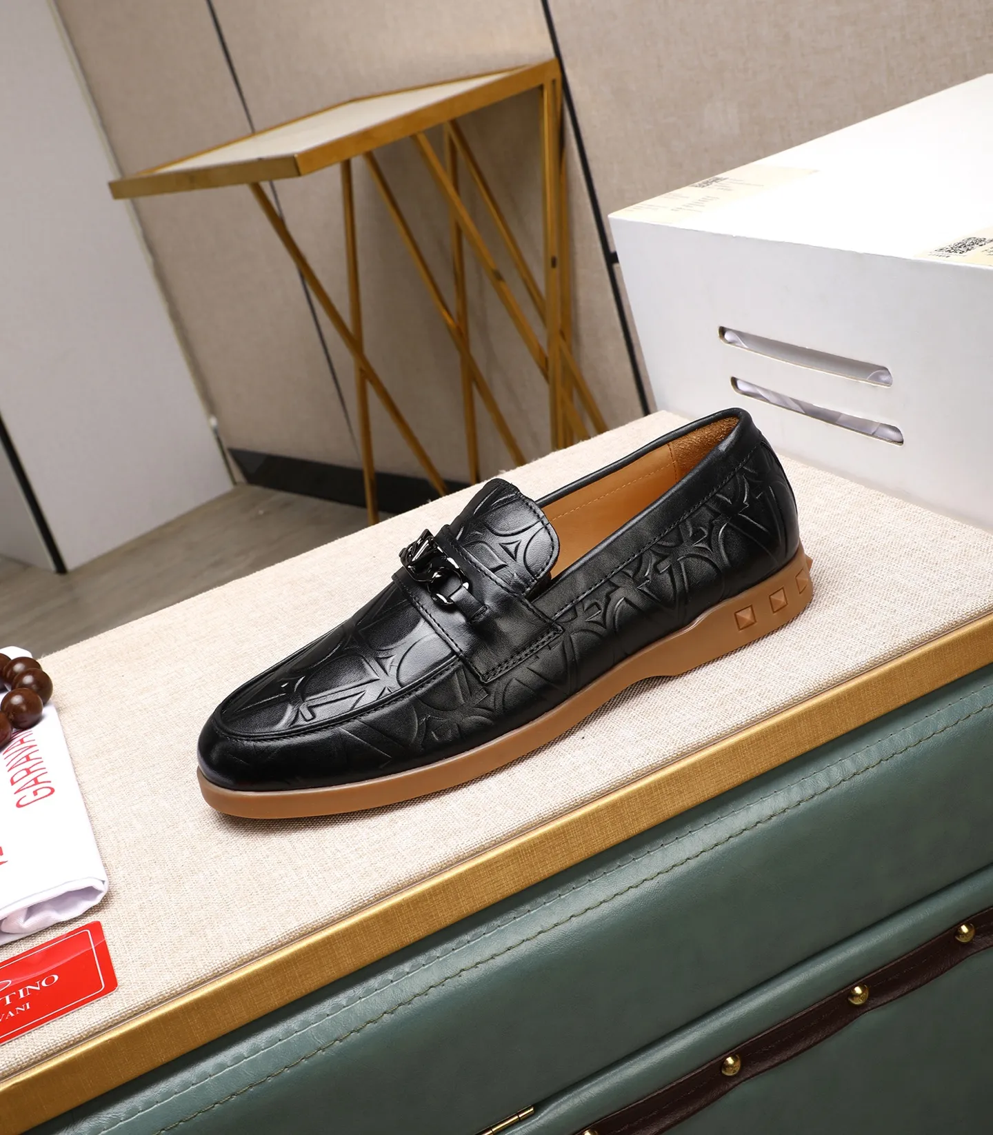 Men's shoes 💰520 [Valentino-Valentino] High-quality boutique men's shoes. The same style as the celebrities, original and authentic.✅ Made of imported cowhide + original apricot cowhide lining. The French luxury model is priced at 14,080 Swiss francs. It is also a Paris Fashion Week catwalk model. A brand can be deeply rooted in your heart, and a pair of shoes can make you linger. What you wear is not only noble, but also an aura. 👻Standard 38-45